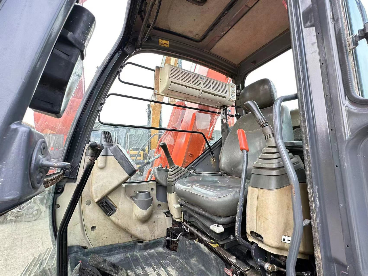 Máy xúc bánh xích 7 ton used excavator good condition Hitachi ZX70 Strong power with low working hours good working condition welcome to inquire: hình 8