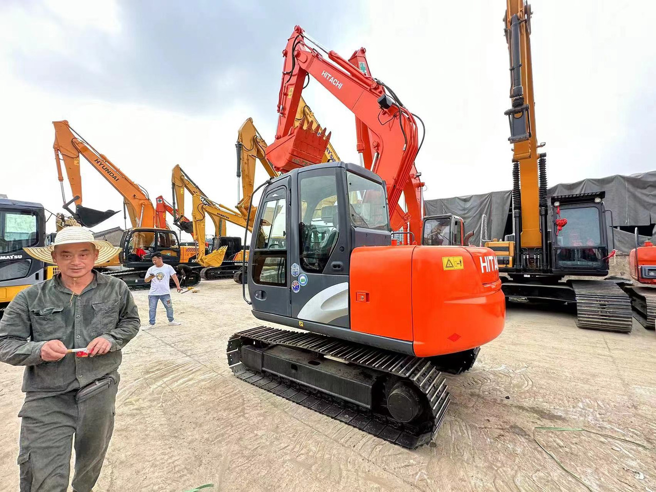 Máy xúc bánh xích 7 ton used excavator good condition Hitachi ZX70 Strong power with low working hours good working condition welcome to inquire: hình 4