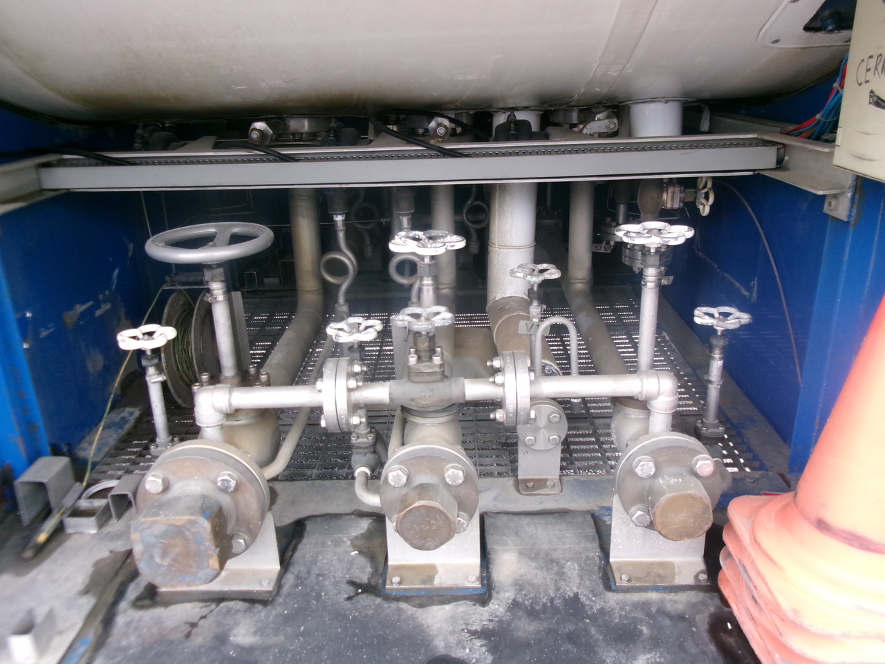 Sơ mi rơ moóc bồn để vận chuyển xăng Indox Low-pressure LNG gas tank inox 56.2 m3 / 1 comp: hình 6