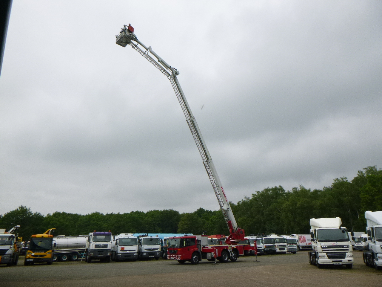 Xe tải cứu hỏa Mercedes Econic 6x2 RHD Magirus ALP325 fire truck: hình 9