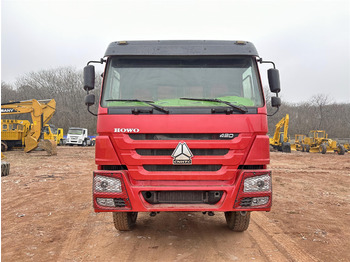 Xe ben để vận chuyển máy móc nặng SINOTRUK HOWO 420 Dump Truck 8x4: hình 5