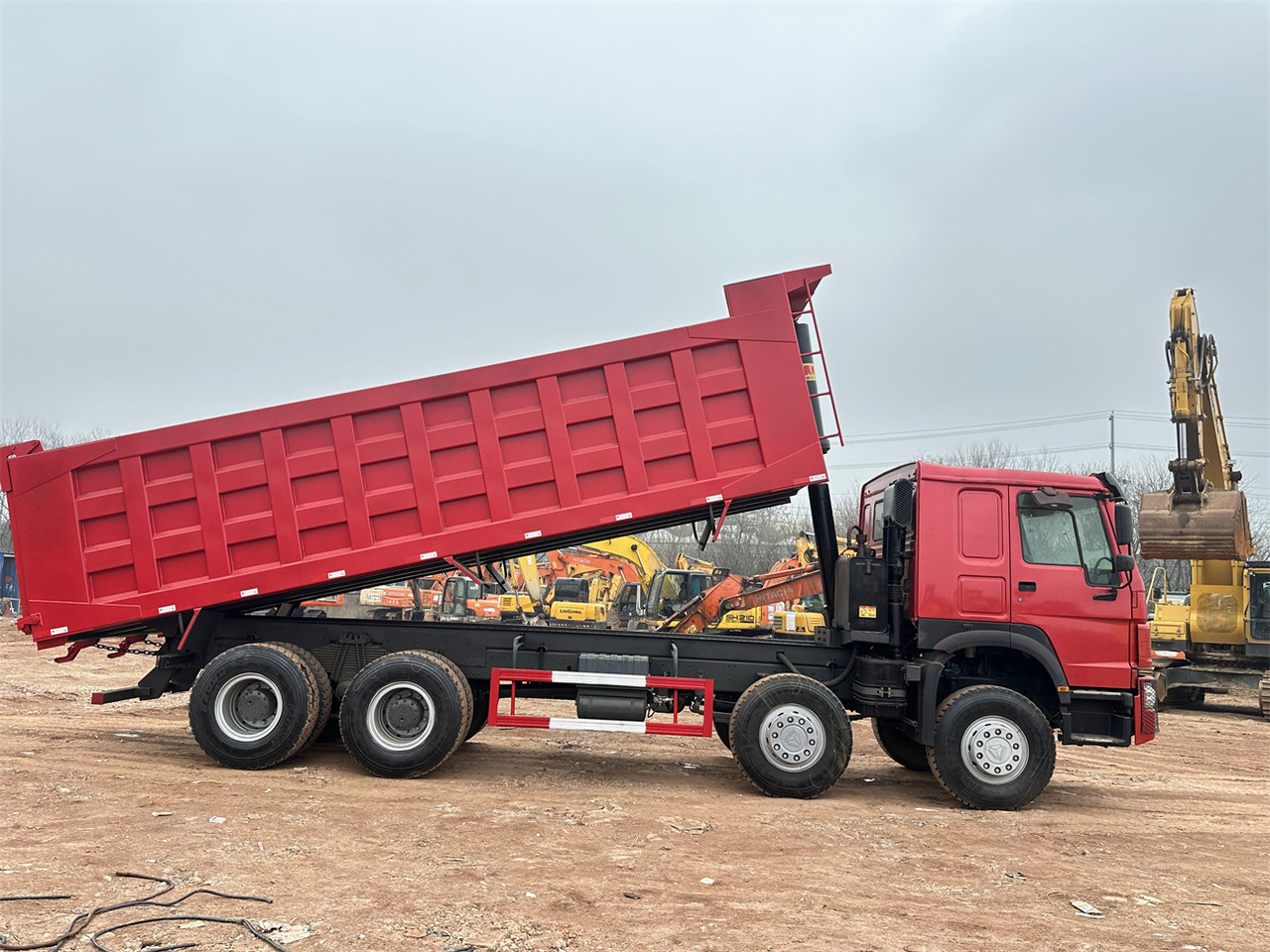 Xe ben để vận chuyển máy móc nặng SINOTRUK HOWO 420 Dump Truck 8x4: hình 3