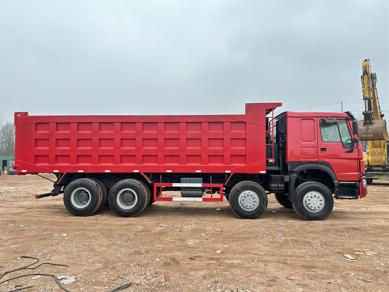 Xe ben để vận chuyển máy móc nặng SINOTRUK HOWO 420 Dump Truck 8x4: hình 7