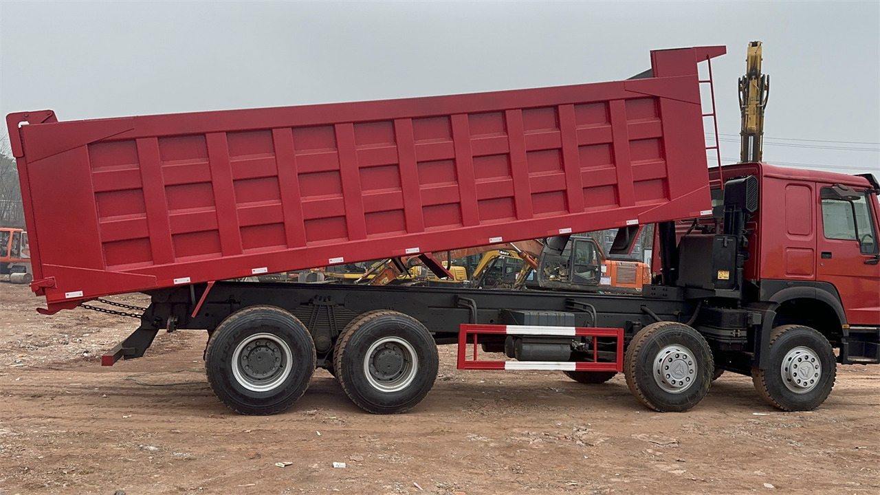 Xe ben để vận chuyển máy móc nặng SINOTRUK HOWO 420 Dump Truck 8x4: hình 10