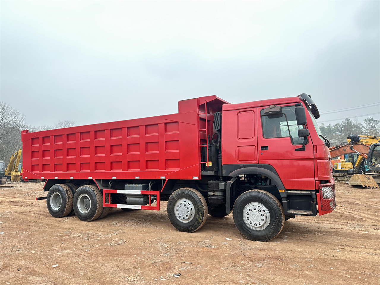 Xe ben để vận chuyển máy móc nặng SINOTRUK HOWO 420 Dump Truck 8x4: hình 6