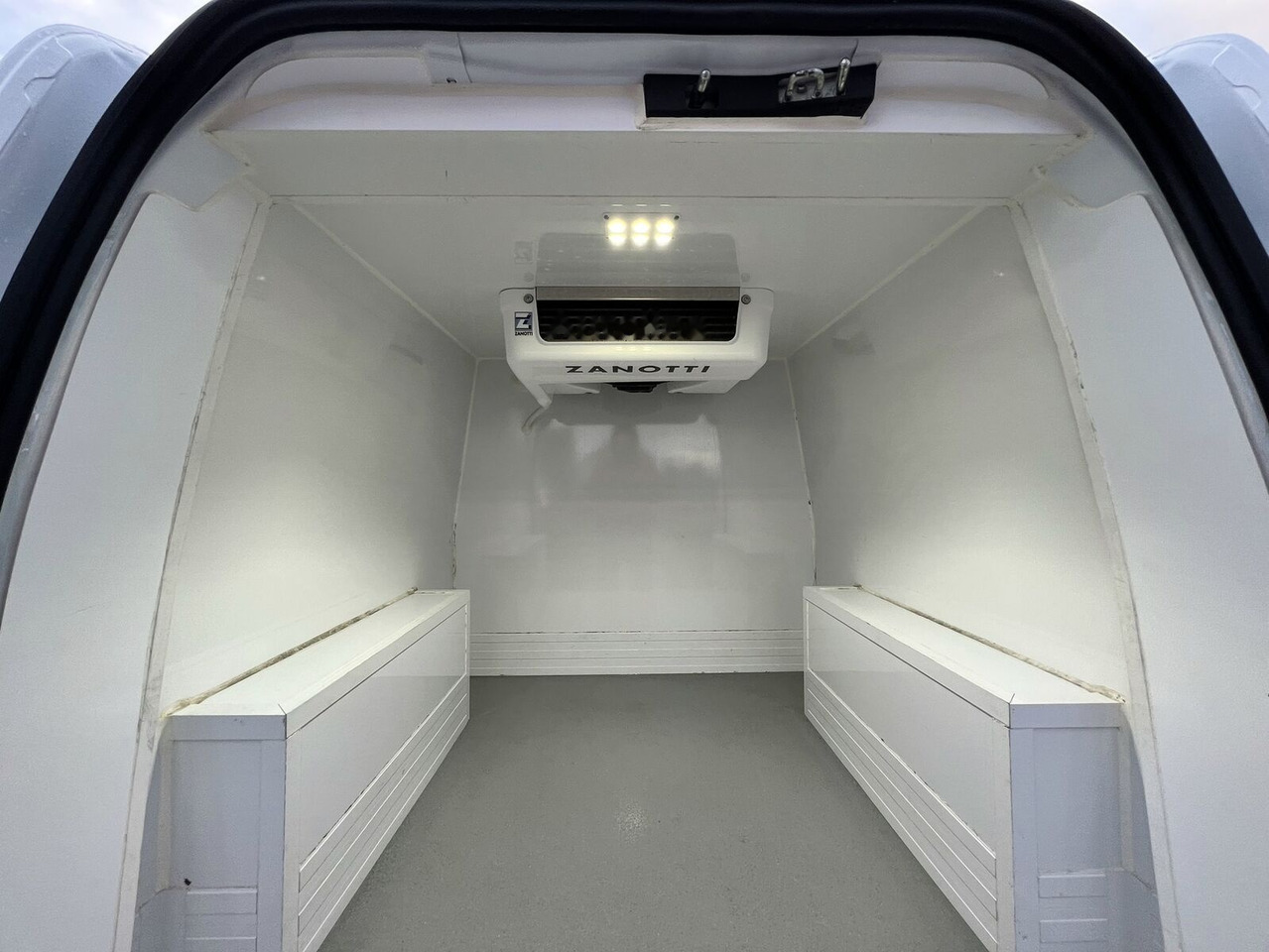 Xe van đông lạnh Ford Transit Courier Cooler Zanotti One Owner: hình 14