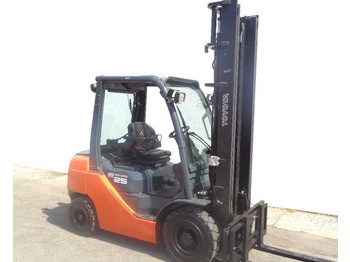 Xe nâng diesel TOYOTA FD 25
