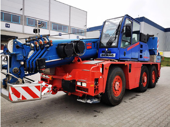 Cẩu bánh lốp DEMAG