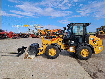 Máy xúc lật bánh lốp CATERPILLAR 906