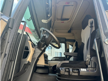 Interior photo 1: Xe chở gỗ, Xe cẩu tự hành MAN TGS 26.500 6X4H-4 BL TGS 26.500 6X4H-4 BL, PriTarder, HydroDrive, Lenk-/Lift, Heckkran Epsilon M13Z83