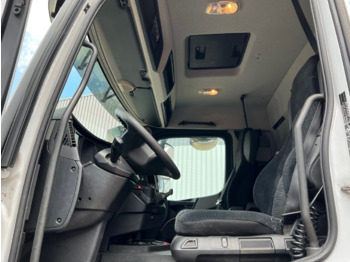 Interior photo 1: Xe tải thùng mui bạt Mercedes-Benz Antos 1840 L 4x2 Antos 1840 L 4x2, Aufnahme für Mitnahmestapler