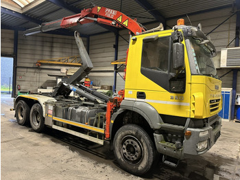 Xe tải nâng móc IVECO Trakker