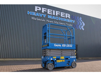 Máy nâng người hình kéo GENIE