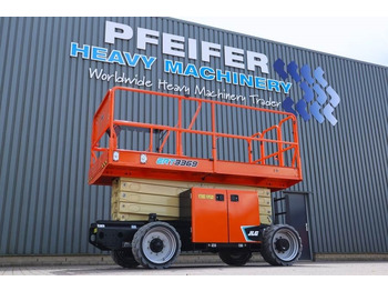 Máy nâng người hình kéo JLG