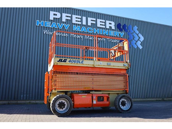 Máy nâng người hình kéo JLG