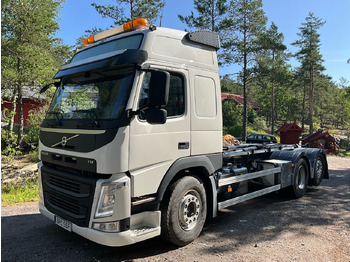 Xe tải nâng móc VOLVO FM
