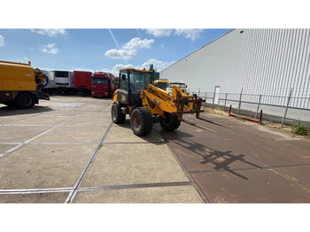 Máy xúc lật bánh lốp JCB 406