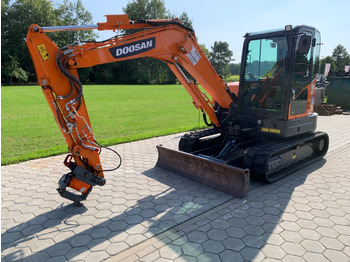 Máy xúc mini DOOSAN DX63-3