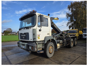 Xe tải nâng móc MAN