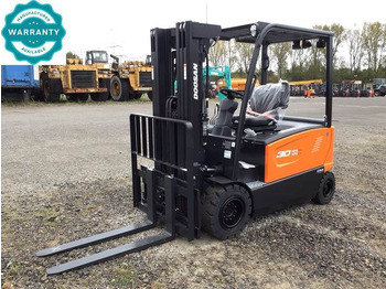 Xe nâng điện DOOSAN