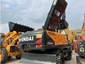 Máy xúc bánh lốp HYUNDAI