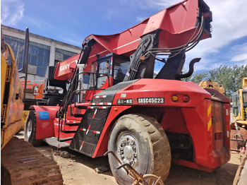 Xe tiếp cận xếp chồng