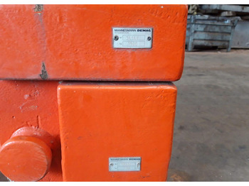 Đối trọng cho Máy móc xây dựng Terex AC 205 counterweight 2.6 ton (0.7/1.9t): hình 5