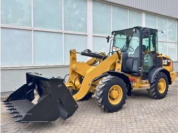 Máy xúc lật bánh lốp CATERPILLAR 906M