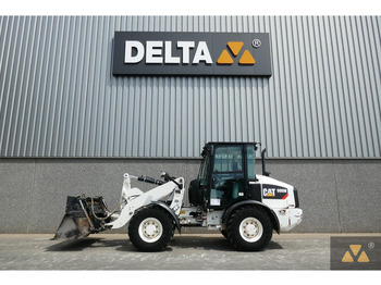 Máy xúc lật bánh lốp CATERPILLAR 906M