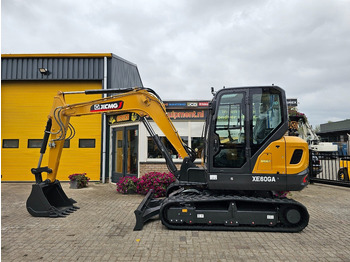 Máy xúc mini XCMG XE60GA