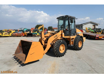 Máy xúc lật bánh lốp CASE