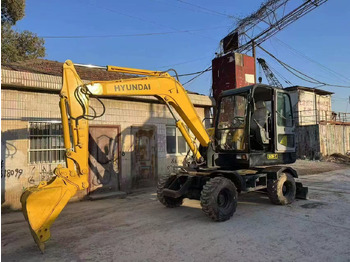 Máy xúc bánh lốp HYUNDAI
