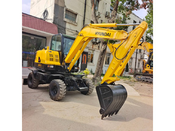 Máy xúc bánh lốp HYUNDAI