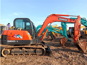 Máy xúc mini DOOSAN DH60-7