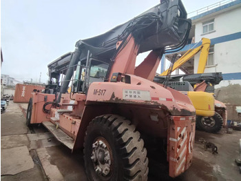 Xe tiếp cận xếp chồng KALMAR