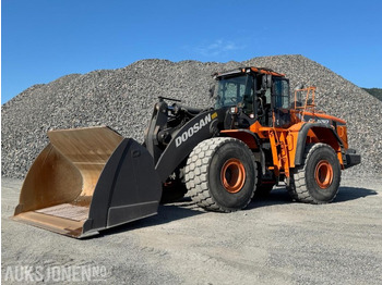 Máy xúc lật bánh lốp DOOSAN