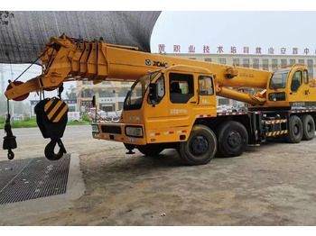 Cẩu bánh lốp XCMG QY100K
