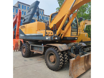 Máy xúc bánh lốp HYUNDAI