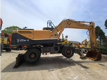 Máy xúc bánh lốp HYUNDAI