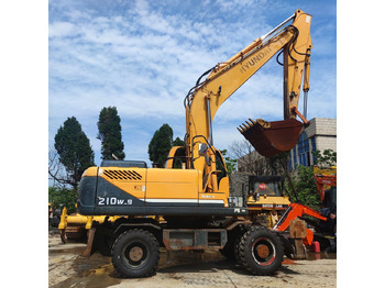 Máy xúc bánh lốp HYUNDAI
