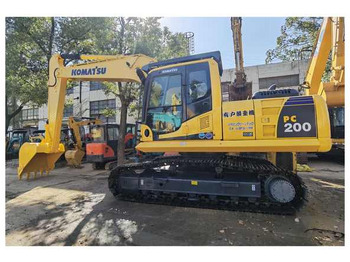Máy xúc bánh xích KOMATSU PC220-8