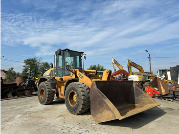 Máy xúc lật bánh lốp CASE