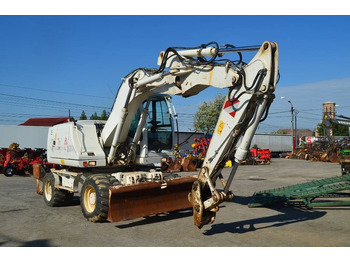 Máy xúc bánh lốp CASE