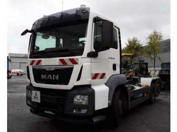 Xe tải nâng móc MAN