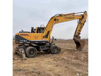 Máy xúc bánh lốp HYUNDAI R210