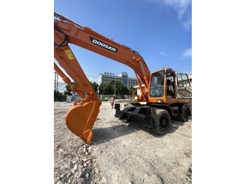 Máy xúc bánh lốp DOOSAN DX210