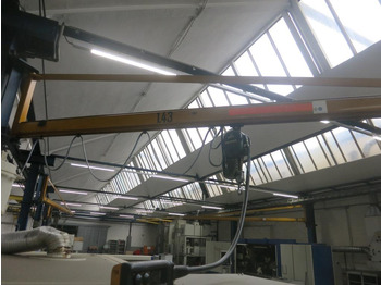 Cần cẩu DEMAG