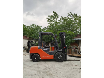 Xe nâng diesel TOYOTA