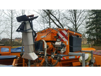 Máy dàn trải cát/ Muối UNIMOG