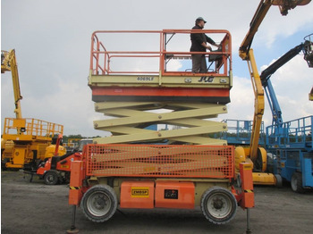 Máy nâng người hình kéo JLG